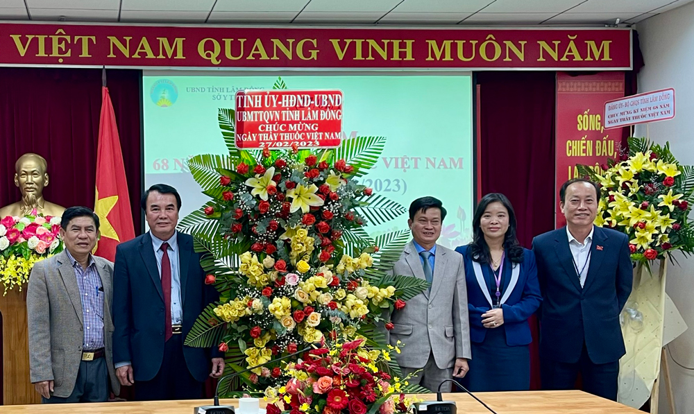 Phó Chủ tịch UBND tỉnh Lâm Đồng Phạm S chúc mừng Ngày Thầy thuốc Việt Nam